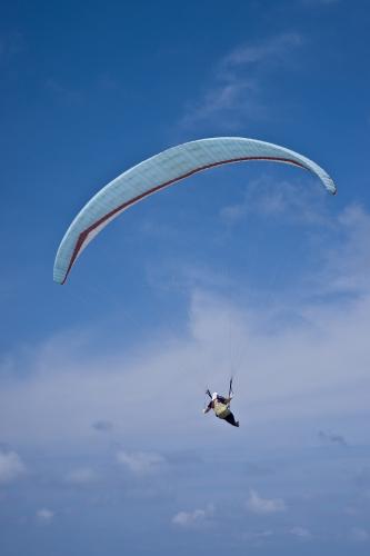 鳥取砂丘を飛ぶ男性パイロット)#show(091003_DSC06018s.jpg,aroundr,画像の説明 鳥取砂丘を飛ぶ男性パイロット)#show(091003_DSC06018s.jpg,aroundr,画像の説明