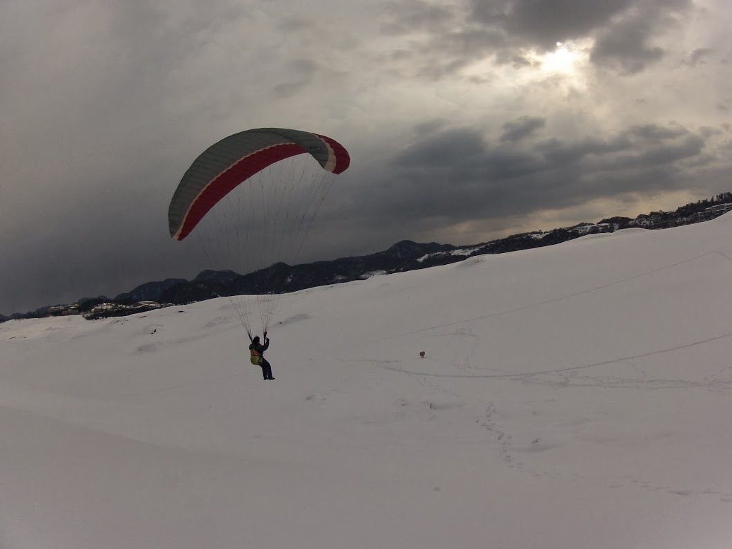 雪の砂丘パラグライダー