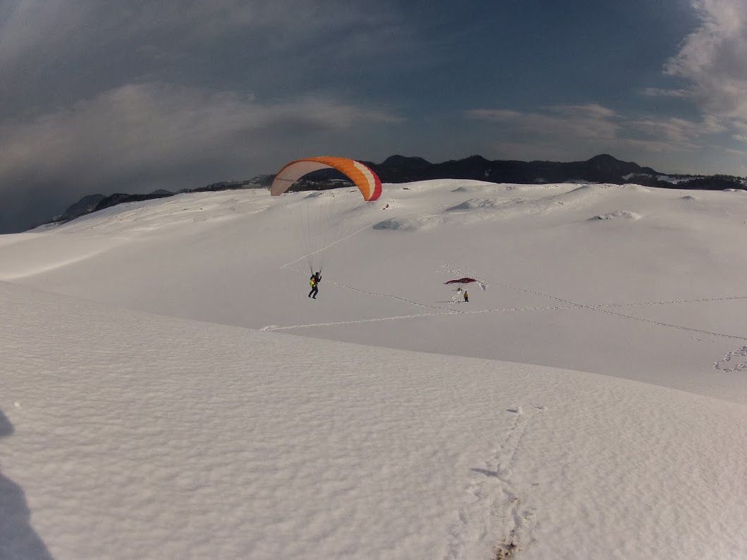 雪の砂丘パラグライダー