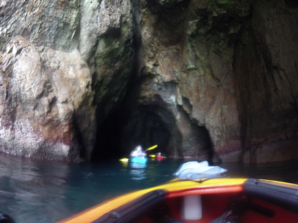 かなり奥深い巨大な洞門の竜神洞