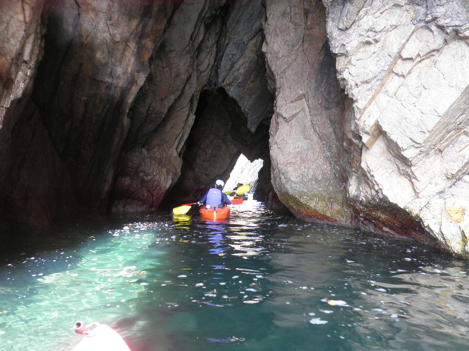 たくさんの洞窟をカヌーで探検する