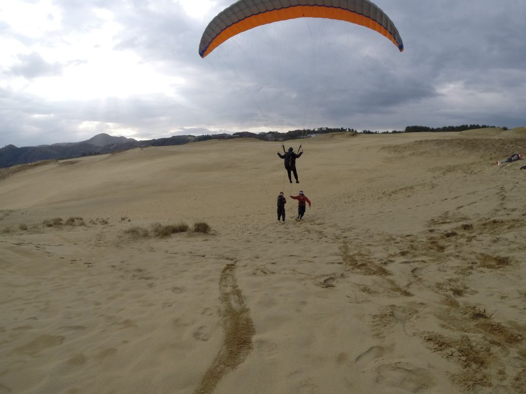 砂柱の上を飛ぶ 鳥取砂丘のパラグライダー 鳥取砂丘パラグライダースクール